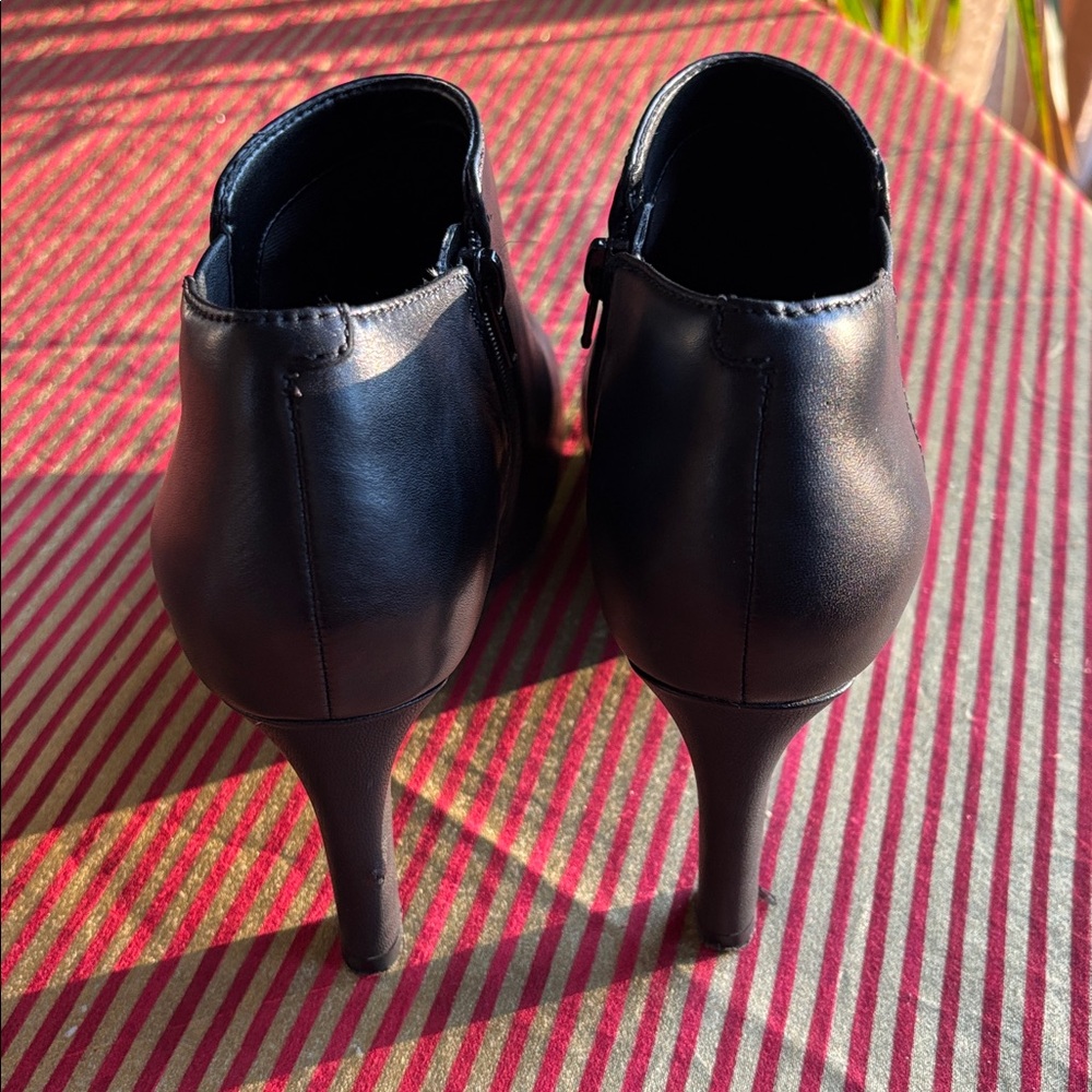 Clark’s sleek Black leather Ankle Booties Stiletto - Picture 4 of 8